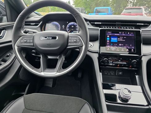 New 2025 Jeep Grand Cherokee Altitude image 11