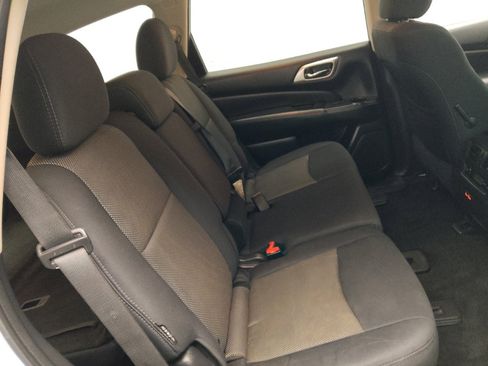 Used 2019 Nissan Pathfinder SV image 19