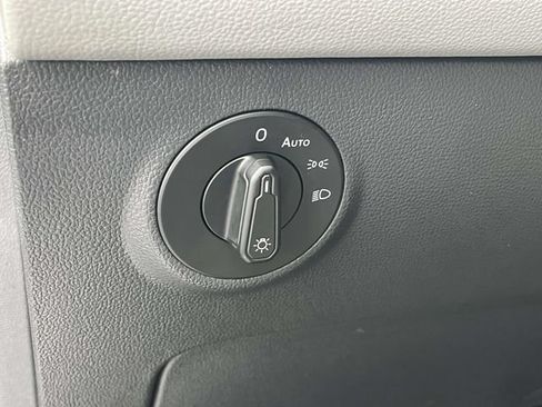 Certified 2024 Volkswagen Taos SE FWD image 18