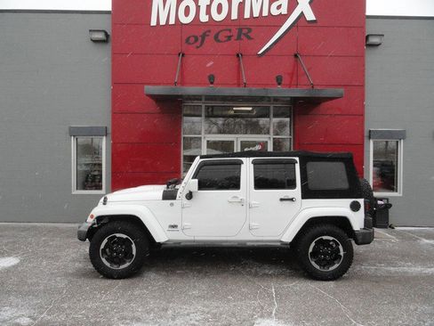 Used 2014 Jeep Wrangler Unlimited Sahara image 2