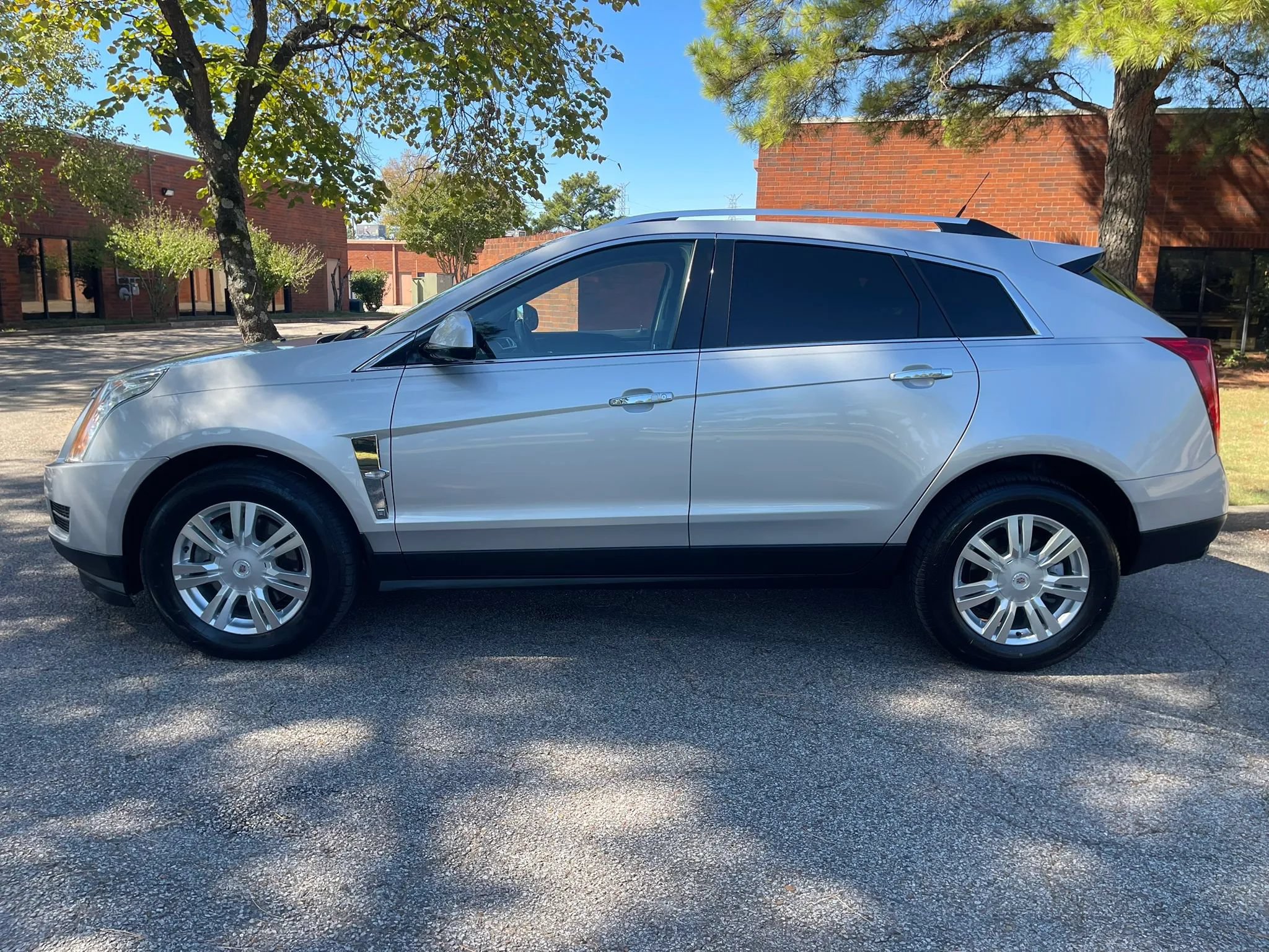 Used 2012 Cadillac SRX Luxury FWD image 2