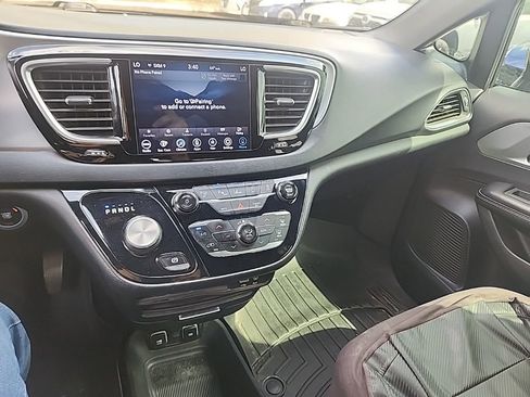 Used 2019 Chrysler Pacifica Touring Plus w/ Advanced Safetytec Group FWD image 13