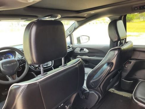 Used 2025 Chrysler Pacifica Limited FWD image 35