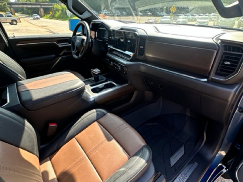 Used 2024 Chevrolet Silverado 1500 High Country w/ High Country Premium Package AWD/4WD image 29