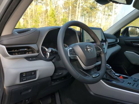 Used 2024 Toyota Highlander XLE image 19