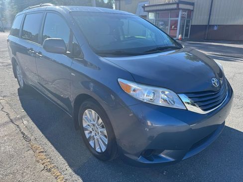 Used 2016 Toyota Sienna LE image 3