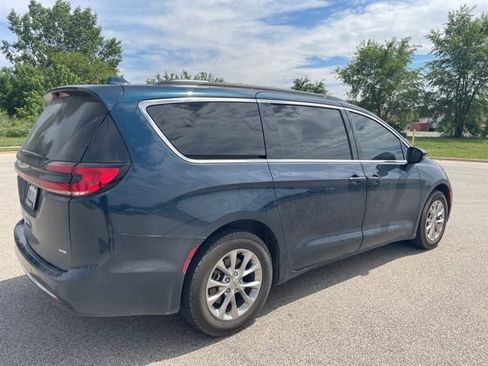 Used 2022 Chrysler Pacifica Touring-L AWD/4WD image 3