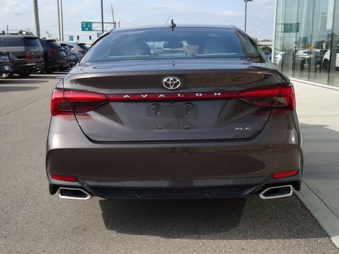 Used 2019 Toyota Avalon XLE w/ Moonroof Package FWD image 4