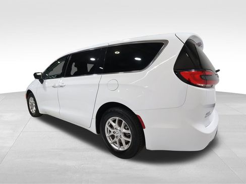 Used 2024 Chrysler Pacifica Touring-L image 2