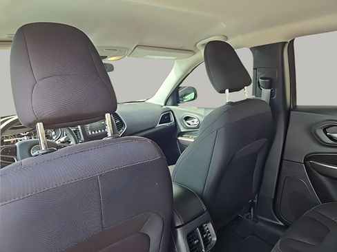 Used 2019 Jeep Cherokee Latitude w/ Popular Appearance Group image 18