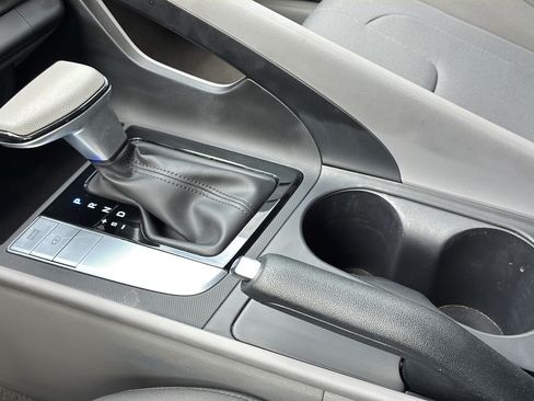 Certified 2025 Hyundai Elantra SE FWD image 22