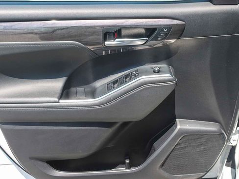 Used 2023 Toyota Highlander Limited FWD image 22