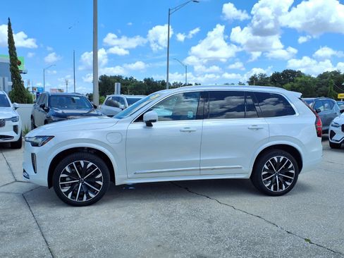 Certified 2025 Volvo XC90 T8 Plus AWD/4WD image 4