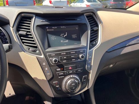 Used 2017 Hyundai Santa Fe SE AWD/4WD image 16