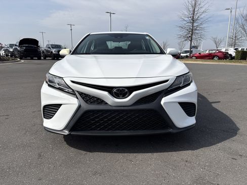 Used 2020 Toyota Camry SE image 3
