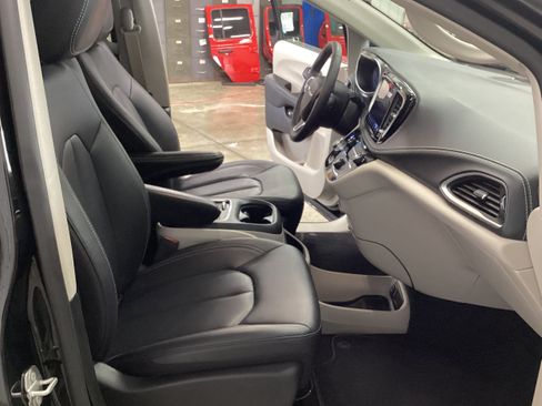 Used 2024 Chrysler Pacifica Limited FWD image 32