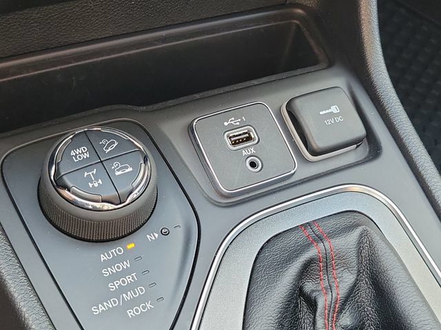 Used 2020 Jeep Cherokee Trailhawk w/ Cold Weather Group AWD/4WD image 19