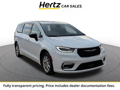 Used 2025 Chrysler Pacifica Select