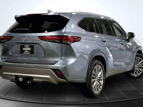 Used 2022 Toyota Highlander Platinum AWD/4WD image 2