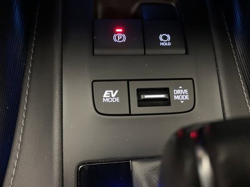 Used 2023 Toyota Venza XLE image 29