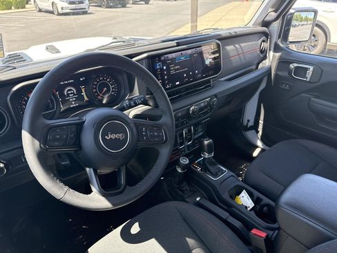 Used 2025 Jeep Wrangler Unlimited Rubicon AWD/4WD image 18