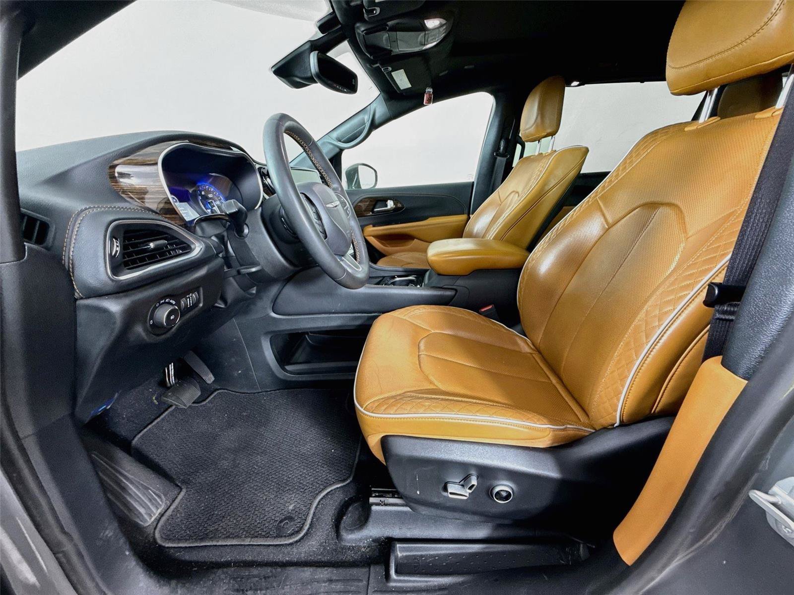 Used 2022 Chrysler Pacifica Pinnacle AWD/4WD image 2