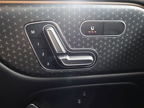 Used 2025 Mercedes-Benz GLB 250 4MATIC image 17