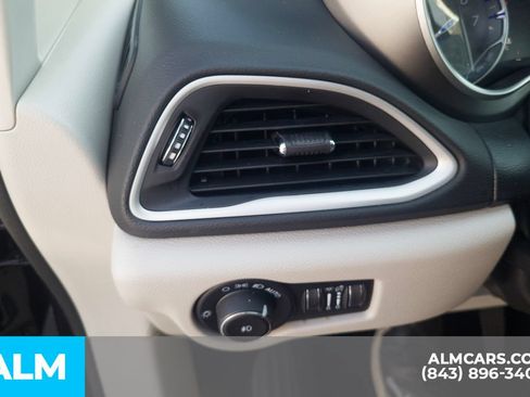 Used 2024 Chrysler Pacifica Touring-L FWD image 16