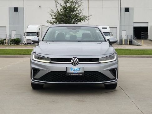 Used 2025 Volkswagen Jetta SE FWD image 2