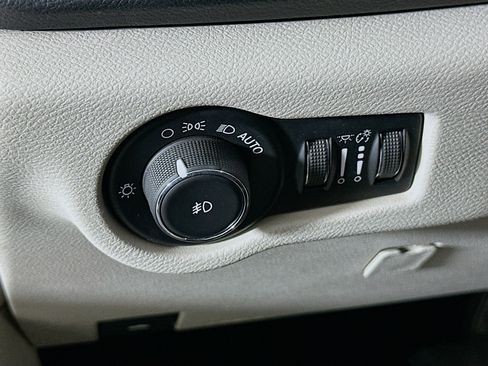 Used 2017 Chrysler Pacifica Touring-L w/ Tire & Wheel Group image 17