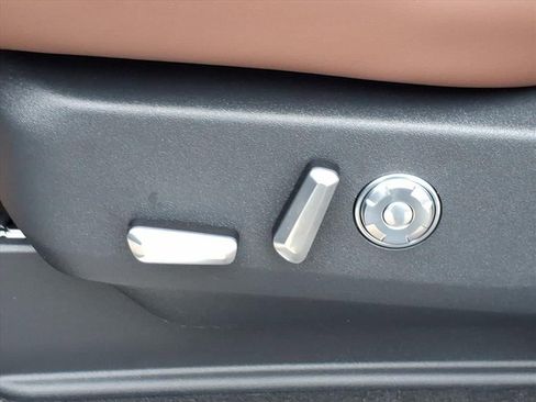 New 2025 Lincoln Navigator Reserve AWD/4WD image 18