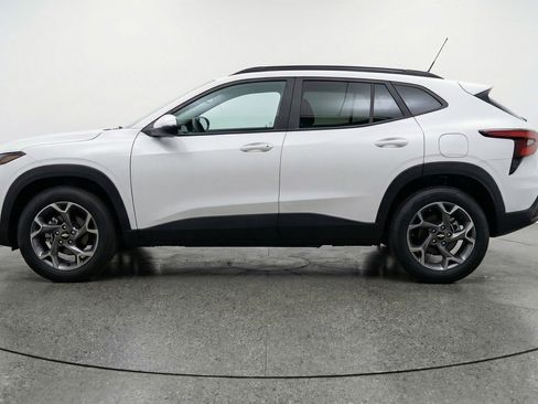Used 2025 Chevrolet Trax LT w/ LT Convenience Package image 5