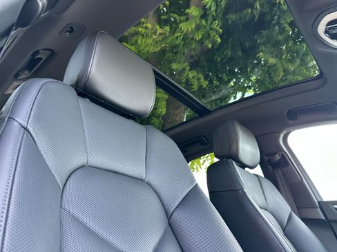 Certified 2025 Porsche Macan AWD/4WD image 18