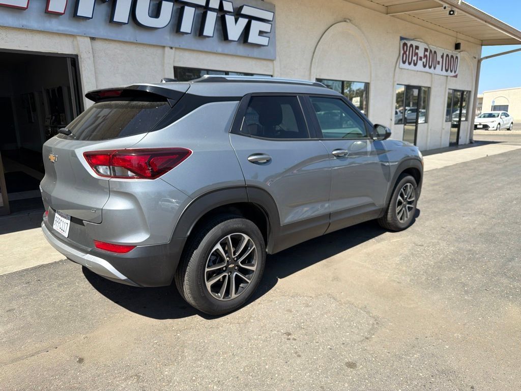 Used 2025 Chevrolet TrailBlazer LT FWD image 2
