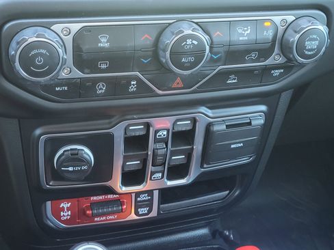 Used 2022 Jeep Wrangler Unlimited Rubicon AWD/4WD image 22