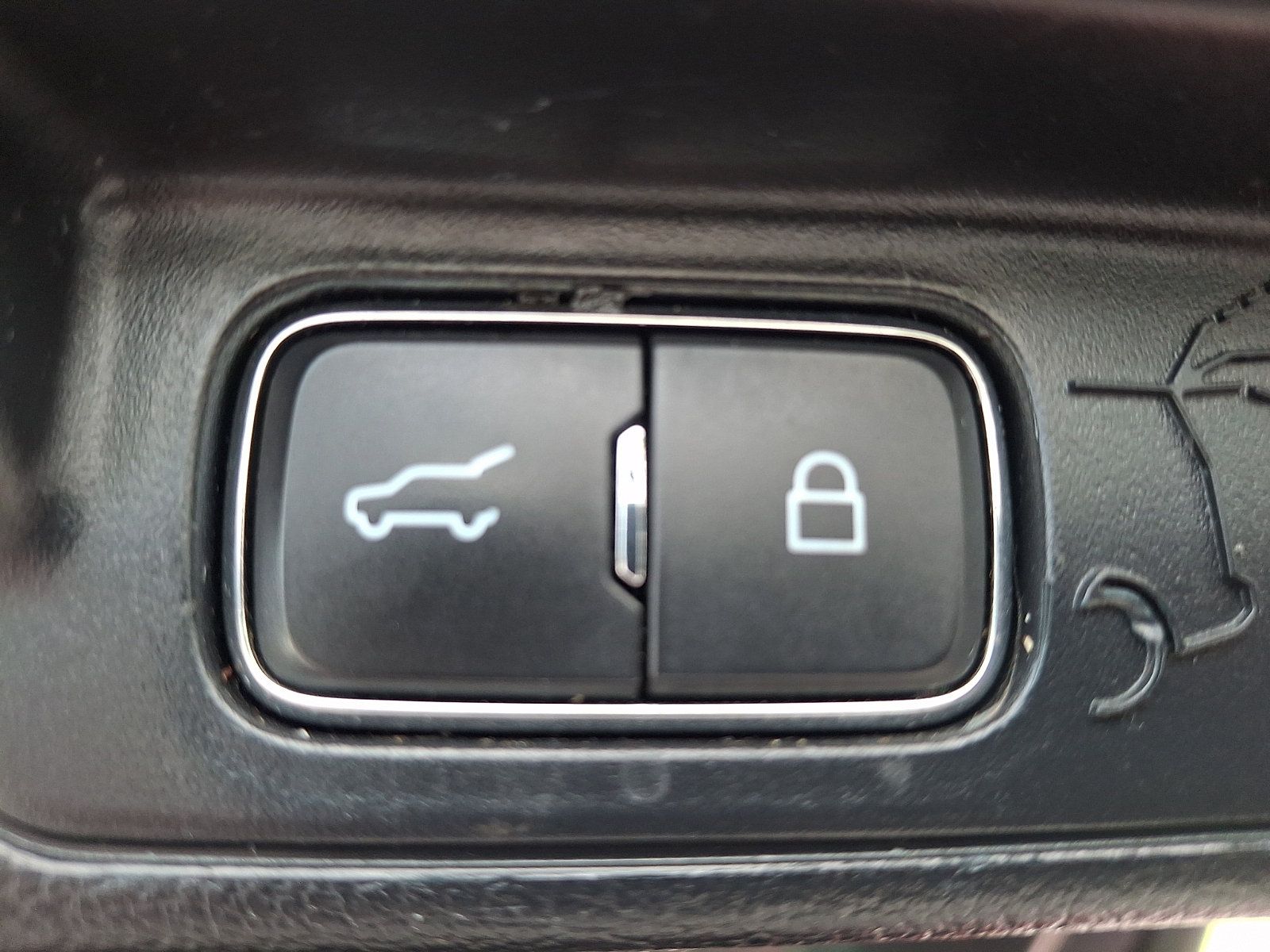 Used 2021 Ford Explorer XLT w/ Equipment Group 202A AWD/4WD image 31
