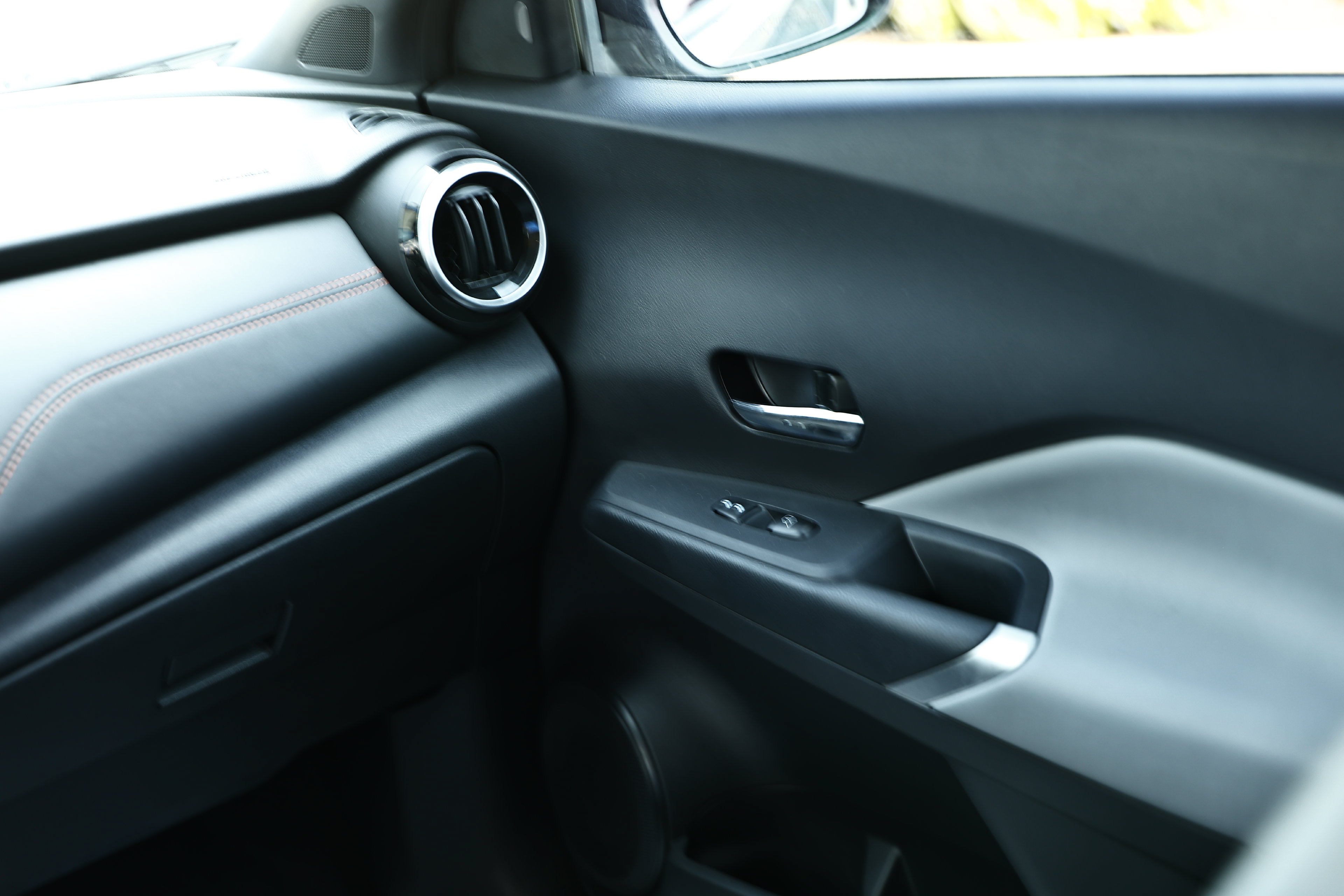 Used 2024 Nissan Kicks SR w/ SR Premium Package FWD image 28