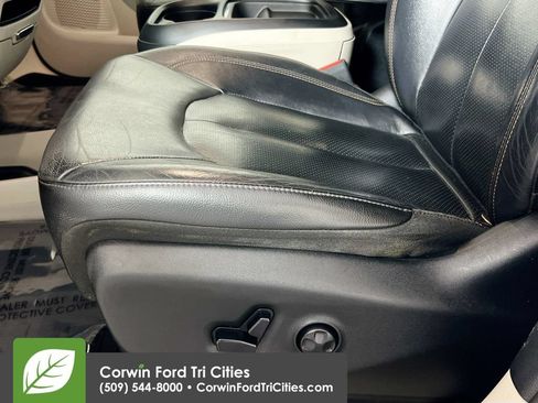 Used 2020 Chrysler Pacifica Touring-L FWD image 23