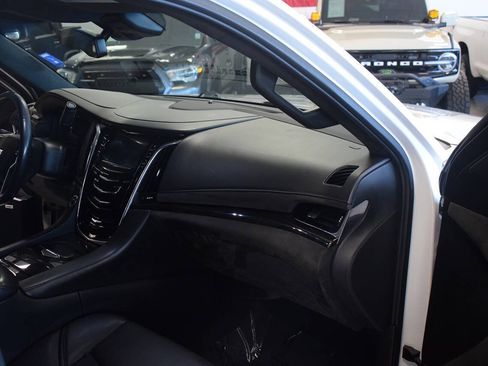 Used 2019 Cadillac Escalade ESV Platinum AWD/4WD image 16