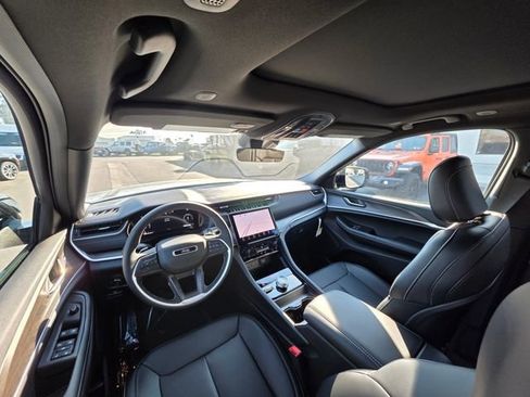 New 2025 Jeep Grand Cherokee Limited image 18