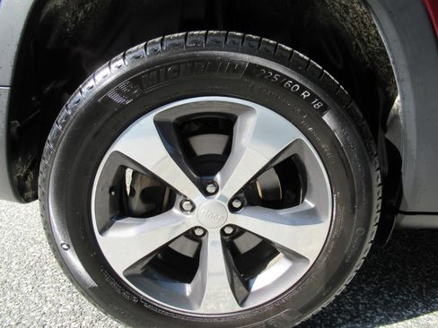 Used 2020 Jeep Cherokee Limited w/ Luxury Group AWD/4WD image 8