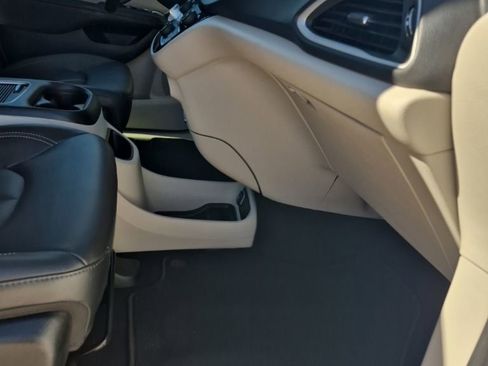 Certified 2024 Chrysler Pacifica Touring-L image 32