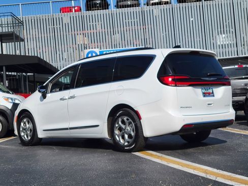 Used 2023 Chrysler Pacifica Limited FWD image 2