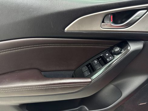 Used 2018 MAZDA MAZDA3 Touring FWD image 34