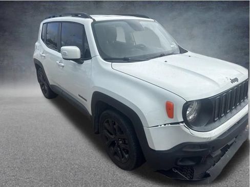 Used 2018 Jeep Renegade Altitude FWD image 2