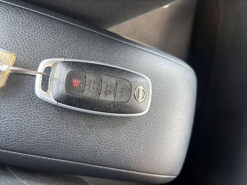 Used 2025 Nissan Versa SV w/ Trunk Package FWD image 21