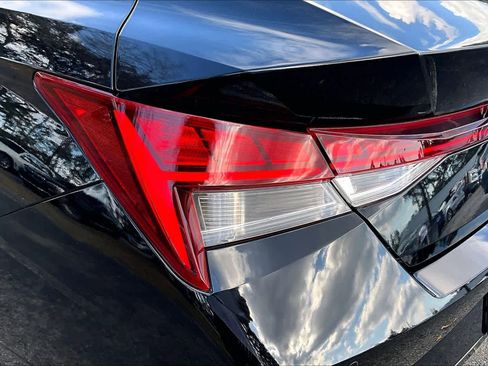 Used 2022 Hyundai Elantra Limited w/ Preferred Accessory Package image 28