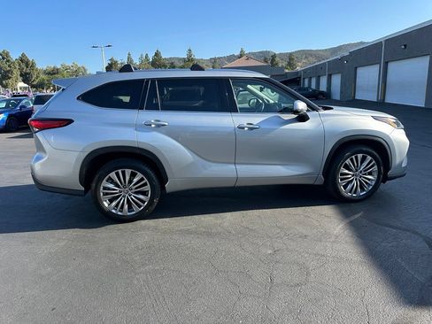 Used 2023 Toyota Highlander Platinum FWD image 4