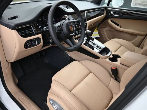 Certified 2025 Porsche Macan AWD/4WD image 4