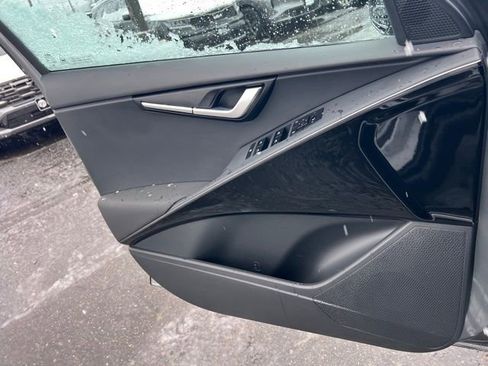 Certified 2025 Kia Niro EX image 19